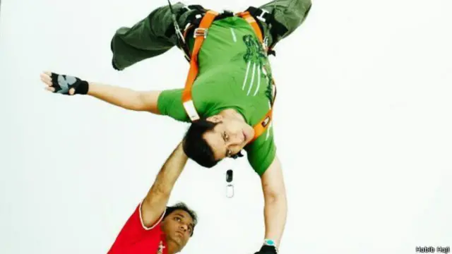 एक स्टंट में सलमान ख़ान की मदद कराते स्टंटमैन हबीब हाजी