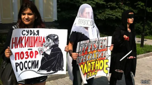 Активисты у здания Мосгорсуда