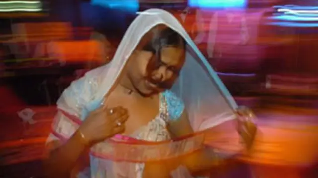 پابندی لگنے سے پہلے ان لگ بھگ چودہ سو ناچ گھروں سے ایک لاکھ عورتوں کا روزگار وابستہ تھا