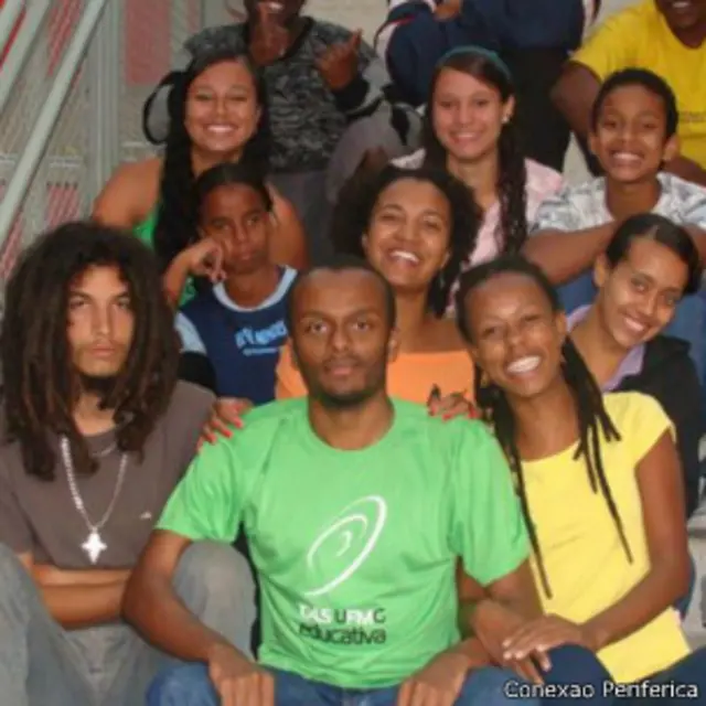 Bruno Vieira, de verde, com seus colegas do Conexão Periférica