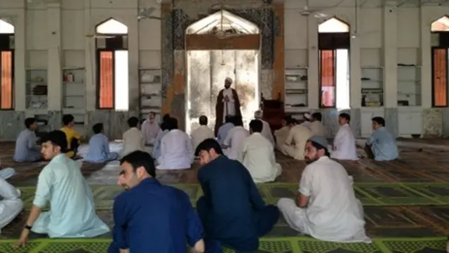 کله چې د جومات بهر غږونه لوړ شول، نو لمونځ کوونکيو په څه وارخطايۍ ورکتل. 