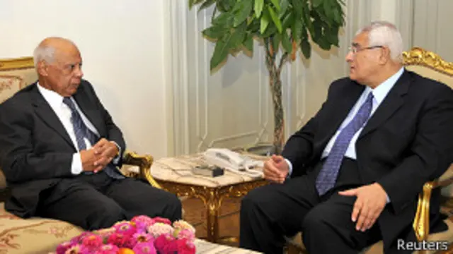 منصور (يمين) وسّع الصلاحيات الأمنية للببلاوي في مناخ متوتر بالبلاد