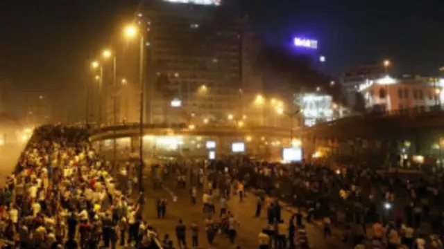 اشتباكات عنيفة بين مؤيدي مرسي وقوات الأمن. 