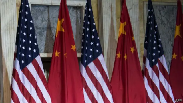 美国财政部大楼内的美中国旗（11/07/2013）