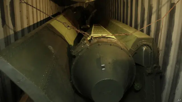 Sebuah rudal berada di dalam kargo kapal Korea Utara yang bersandar di Panama, pada 2013 lalu.