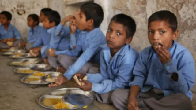 இந்திய மதிய உணவுத் திட்டம் அமல்படுத்தப்படும் பள்ளிக்கூடம் ஒன்று -- சுகாதாரம் மற்றும் பாதுகாப்பு குறித்த கவலைகள்