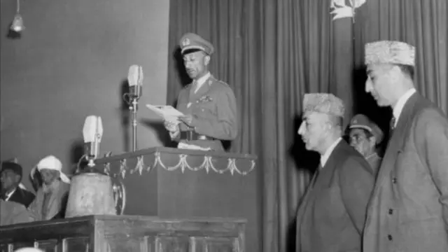 پخواني پاچا محمد ظاهر شاه د ۱۹۵۵ اکتوبر پر ۲۱ مه د لویې جرګې پرانیستنې پرمهال وینا کوي.