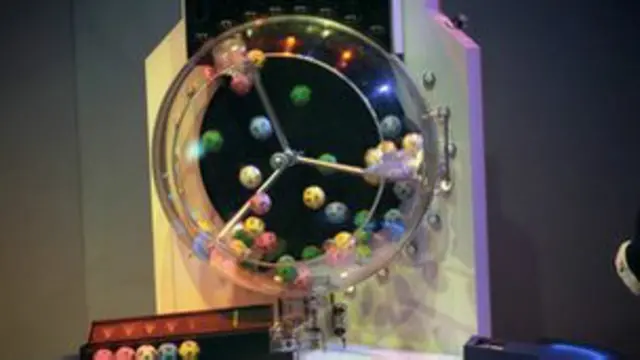 Джейн О'Брайен исмли аёл май ойида сотиб олган лотерея чиптасини ўз сумкасидан топгач, бу чипта 1 миллион фунт ютганини билган.
