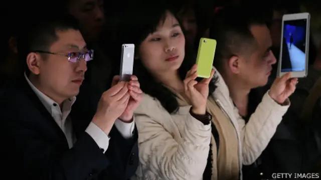 صينيون يستخدمون هواتف ذكية