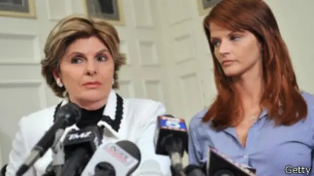 Joslyn James, izquierda, en una conferencia de prensa con Gloria Allred. 