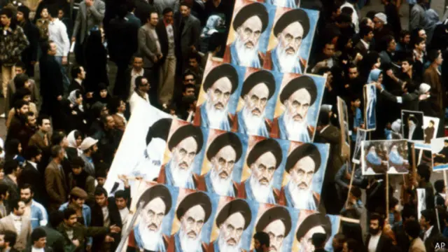 Warga Iran mengarak baliho Ayatullah Khomeini, figur penting Revolusi Islam di Iran, 1979.