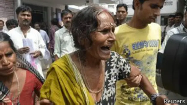 Горе людей возле больницы превращается в ярость