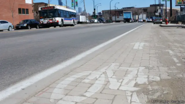 Carril de bicicletas en Chicago que tiene adoquines que absorven smog