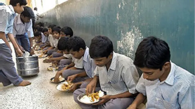 தமிழக மதிய உணவு மையமொன்றில் மாணவர்கள் மதிய உணவு உண்ணும் காட்சி