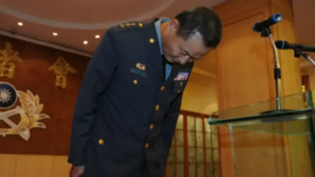 陆军司令李翔宙鞠躬道歉