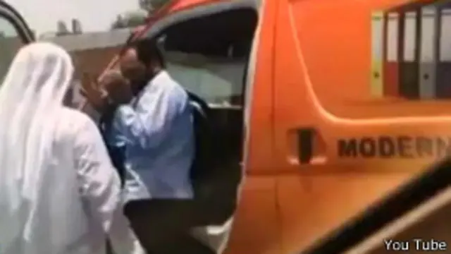 दुबई में भारतीय को पीटता अधिकारी