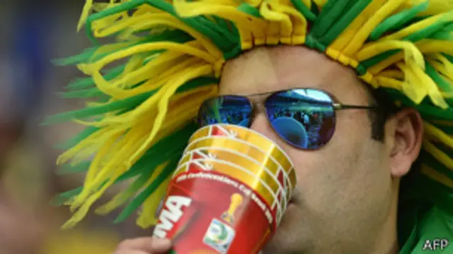 Torcedor toma cerveja em Belo Horizonte | Foto: AFP