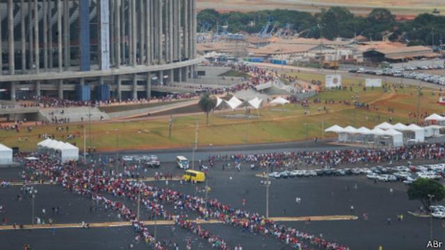 Torcedores fazem fila diante do estádio Mané Garrincha em Brasília | Foto: ABr