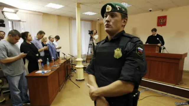 Cảnh phiên tòa xử ông Navalny (thứ ba từ trái sang)