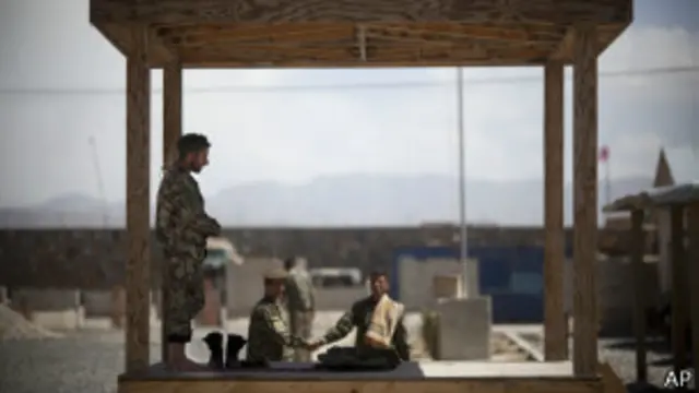 Солдат Афганской армии в провинции Логар во время пятничной молитвы 