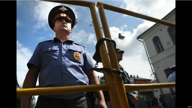 Полицейский у здания суда в Кирове