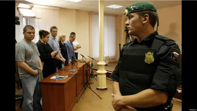 Навальный, его жена и адвокаты слушают обвинительное заключение. 