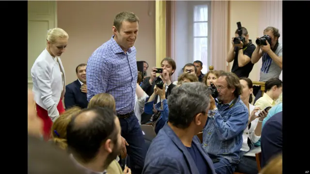 Алексей Навальный и его жена Юлия входят в зал суда. 