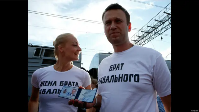 Алексей Навальный и его жена Юлия в Москве перед отъездом в Киров. 