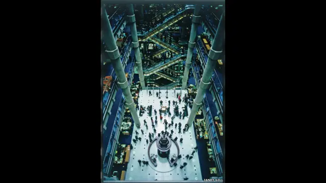 這是羅傑斯設計的倫敦勞埃德銀行總部大樓內景。他對新鮮事物和創新的熱情經常招致一些批評人士的異見，這包括英國王儲查爾斯王子。