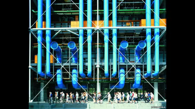 位於法國巴黎的蓬皮杜藝術中心就是羅傑斯與意大利設計師皮亞諾合作的結晶。皮亞諾是歐盟最高建築「碎片大廈」（The Shard）的設計者。