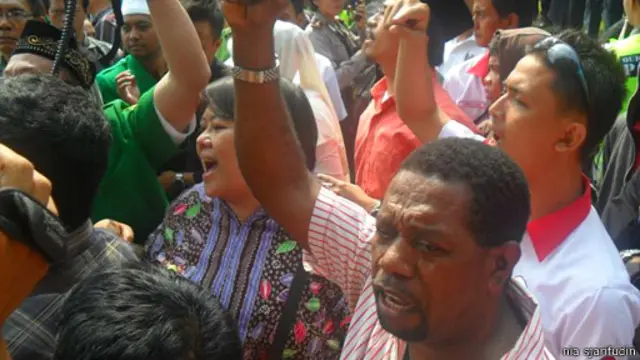 Nia dan sejumlah aktivis menolak penyegelan Gereja Yasmin di Bogor, Jabar.