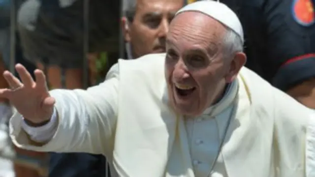 Papa Francisco saluda a feligreses 