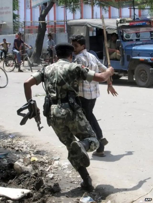 Kekacauan terjadi akibat massa yang marah karena kejadian ini.