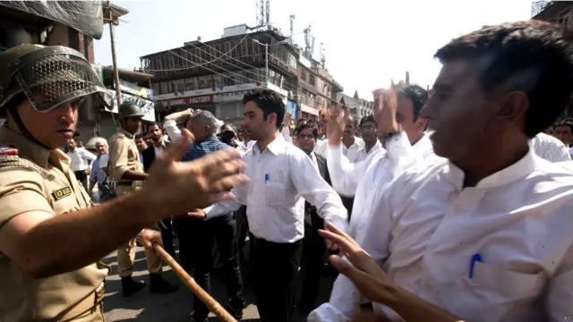 भारत प्रशासित कश्मीर में सुरक्षा बलों की गोलीबारी में आम लोगों की मौत के विरोध में लोगों ने सड़कों पर उतर कर विरोध जताया. (सभी तस्वीरें: एपी)