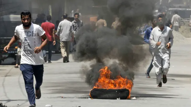 ये प्रदर्शन सीमा सुरक्षा बल के जवानों द्वारा कुरान का कथित तौर पर अपमान किए जाने के विरोध हो रहे हैं. स्थानीय लोगों का आरोप है कि सुरक्षाकर्मी राम बन जिले में एक मस्जिद में घुस गए और इमाम के साथ हाथापाई की.