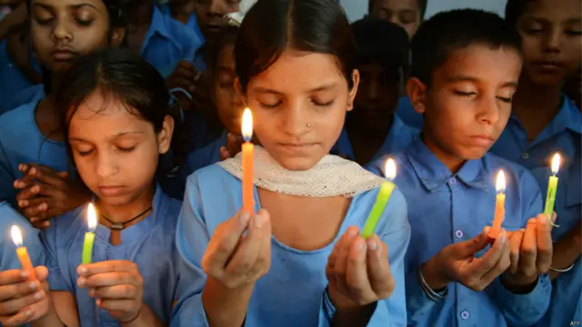 Anak sekolah di Amritsar mengenang korban keracunan makanan di India.