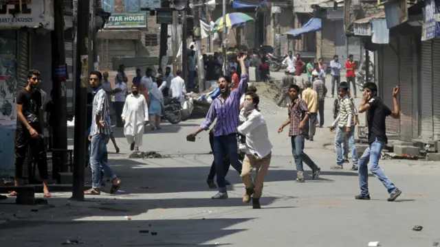 प्रदर्शनों के दौरान लोगों ने अर्द्धसैनिक बलों की तरफ़ पत्थर भी फेंकें. सुरक्षा बलों की गोलीबारी में आम लोगों की मौत के बाद से घाटी में तनाव बना हुआ है.