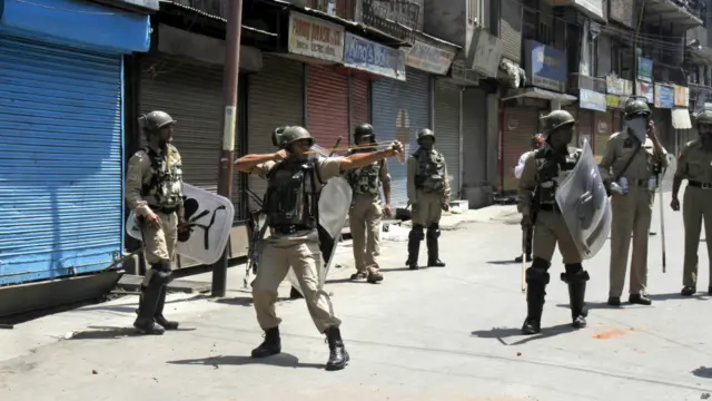 कई वर्षों की शांति के बाद अब कश्मीर में चरमपंथी हिंसा बढ़ती दिख रही है और सुरक्षा बलों के हाथों होने वाली मौतों से आम लोगों में ग़ुस्सा पनप रहा है. 