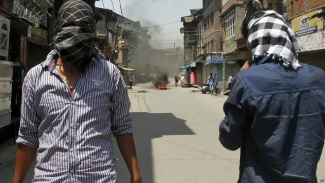 केंद्रीय गृह मंत्री सुशील कुमार शिंदे ने सुरक्षा बलों की गोलीबारी में आम लोगों की मौत को दुर्भाग्यपूर्ण बताया है.