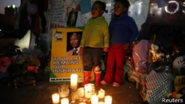 Дети в ЮАР поздравляют Нельсона Манделу с юбилеем