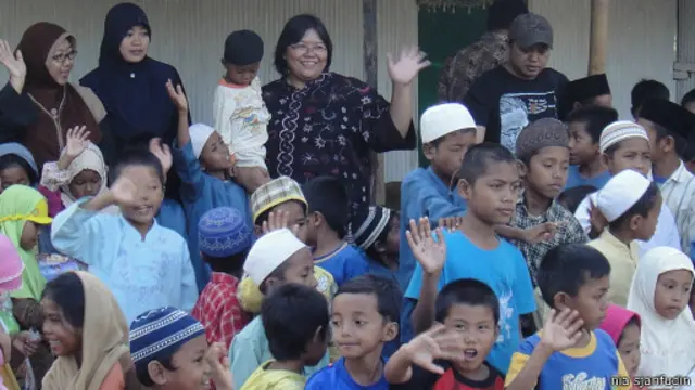 Nia mengunjungi warga Syiah di Sampang sebelum mereka diserang kelompok penentangnya.
