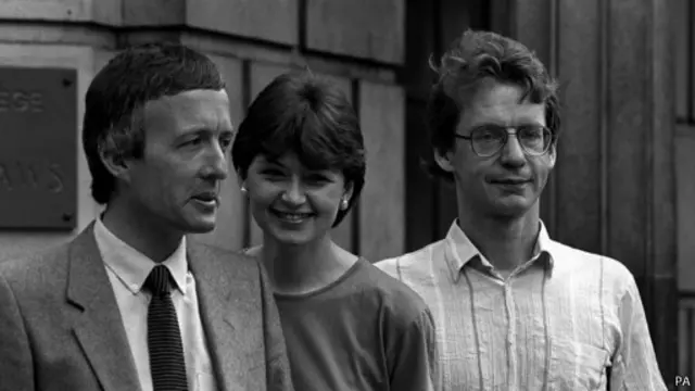 坎贝尔(右三，1986年)在1988年揭露了美国国家安全局的“密埃施”（Echelon）监视项目曾经像斯诺登一样在公众中引起轰动。