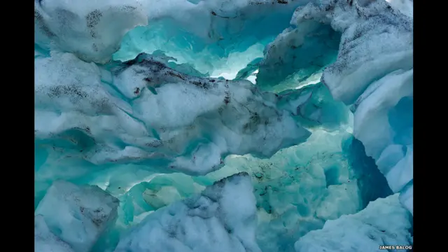 ماحولیات کے فوٹوگرافر جیمز بلاگ اور کوہ پیماؤں، آرٹسٹوں، اور ماہرین ارضیات پر مشتمل ’ایکسٹریم آئس سروے ٹیم‘ نے ساری دنیا سے پگھلتے ہوئے گلیشیئروں سے متعلق معلومات اکٹھی کی ہیں۔ 