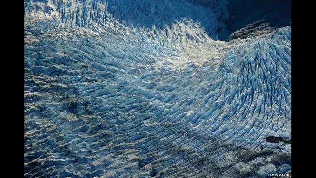 فوٹوگرافر جیمز بیلگ کی یہ تصویر ای آئی ایس کے فوٹو ریکارڈ سے حاصل کی گئی ہے۔ یہ تصویر ’پورٹریٹ آف وینشنگ گلیشئرز‘ میں چھاپی گئی تھی۔ 