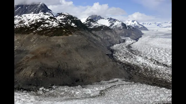 اسی کی دہائی میں کولمبیا گلیشیئر نے اس پوری وادی کو ڈھانپ رکھا تھا لیکن اب گلیشیئر کی کثافت میں چار سو میٹر کی کمی ہو چکی ہے۔