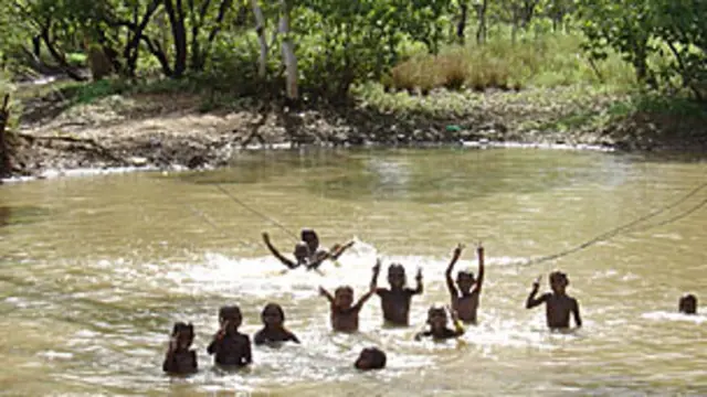 Crianças e jovensnovibet novibetLajamanu formaram novo idioma ouvindo pais misturarem warlpiri tradicional, inglês e crioulo (Foto cortesianovibet novibetCarmel O'Shannessy)