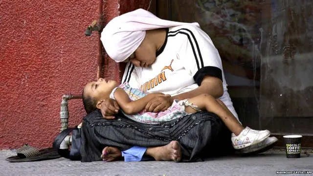 लेबनान में एक सीरियाई शरणार्थी अपने बच्चे के साथ