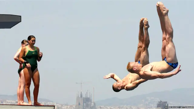 बार्सिलोना में तैराकी की विश्व चैंपियनशिप से पहले अभ्यास करते गोताखोर.