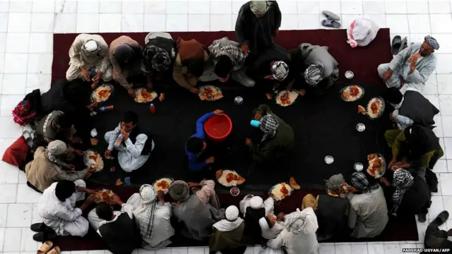 अफ़ग़ानिस्तान में रोज़ा खोलते लोग.