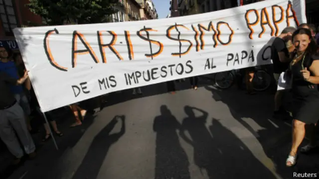 Protestos contra gastos públicos com a visita do papa Bento 16 a Madri, em 2011 | Foto: Reuters